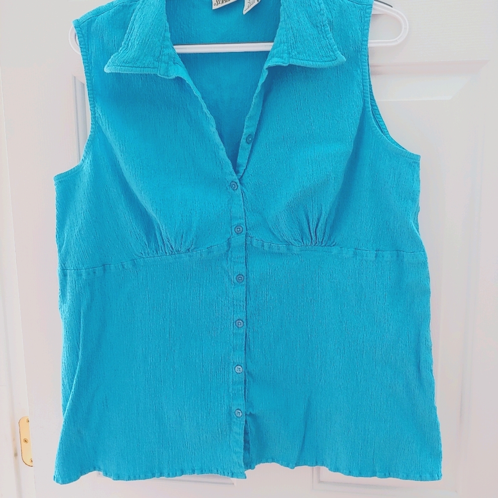 Turquoise sleeveless shirt with collar